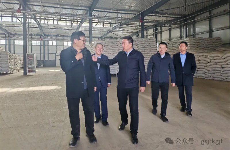 集團(tuán)黨委委員 副總經(jīng)理趙星軍赴金控甘南擔(dān)保調(diào)研慰問